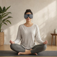 Persona meditando con el antifaz