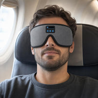 Persona durmiendo en el avión con el antifaz